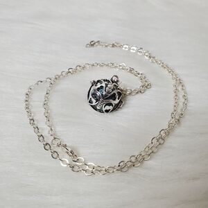 ESSENTIAL CHARMS Aromatherapy necklace butterfly shape with natural lava rock st